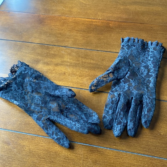Vintage Black Lace Wrist-Length Gloves with Rhinestones and Ruffle Size 6/6.5 - Picture 3 of 5